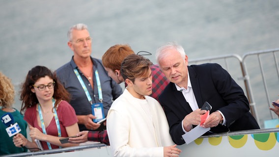 Benjamin Ingrosso auf dem roten Teppich in Lissabon. © NDR Foto: Rolf Klatt