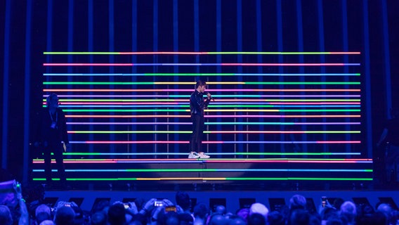 Benjamin Ingrosso auf der Bühne in Lissabon. © NDR Foto: Rolf Klatt