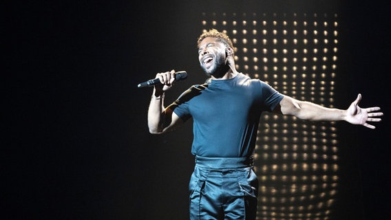 Für Schweden	steht John Lundvik mit "Too Late For Love" auf der ESC-Bühne. © eurovision.tv Foto: Andres Putting