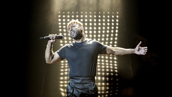 Für Schweden	steht John Lundvik mit "Too Late For Love" auf der ESC-Bühne. © eurovision.tv Foto: Thomas Hanses