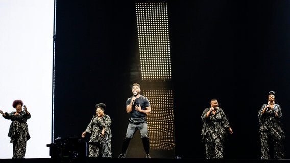 Für Schweden	steht John Lundvik mit "Too Late For Love" auf der ESC-Bühne. © eurovision.tv Foto: Thomas Hanses