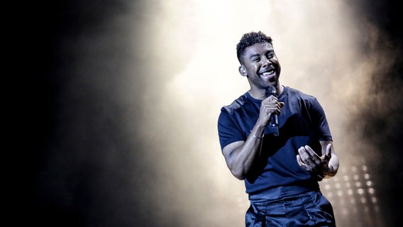 Für Schweden	steht John Lundvik mit "Too Late For Love" auf der ESC-Bühne. © eurovision.tv Foto: Thomas Hanses