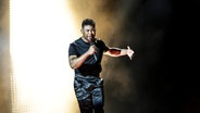 Für Schweden	steht John Lundvik mit "Too Late For Love" auf der ESC-Bühne. © eurovision.tv Foto: Thomas Hanses