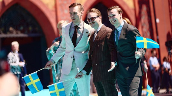 Die schwedische Band KAJ auf dem türkisen Teppich in Basel © eurovision.tv Foto: Alma Bengtsson