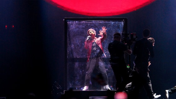 Eric Saade für Schweden im Finale des Eurovision Song Contests 2011 in der Düsseldorf-Arena © NDR Foto: Rolf Klatt