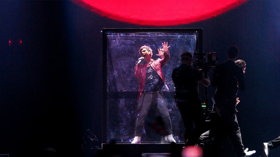 Eric Saade für Schweden im Finale des Eurovision Song Contests 2011 in der Düsseldorf-Arena © NDR Foto: Rolf Klatt