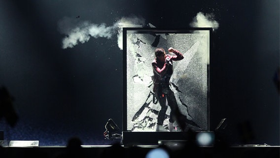 Eric Saade für Schweden im Finale des Eurovision Song Contests 2011 in der Düsseldorf-Arena © NDR Foto: Rolf Klatt