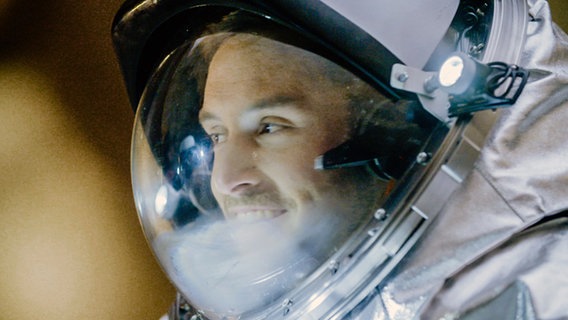 Mans Zelmerlöw im Astronautenanzug © ORF/Gebhardt Productions 