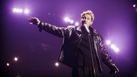 Marius Bear (Schweiz) singt "Boys Do Cry" auf der Bühne in Turin. © eurovision.tv/EBU Foto: Nathan Reinds