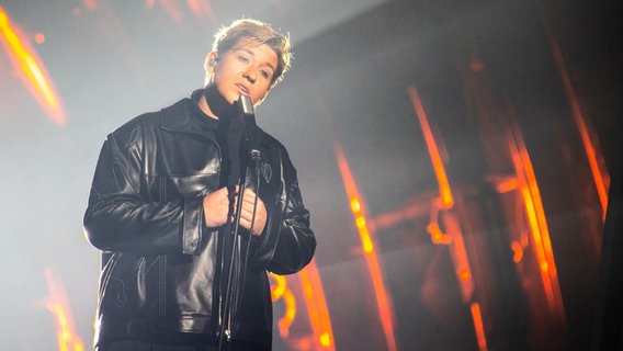 Marius Bear (Schweiz) singt "Boys Do Cry" auf der Bühne in Turin. © eurovision.tv/EBU Foto: Andres Putting