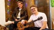 Stefan Spiegel mit Marius Bear aus der Schweiz bei den ESC Tiny Tunes 2022. © NDR Foto: Claudia Timmann