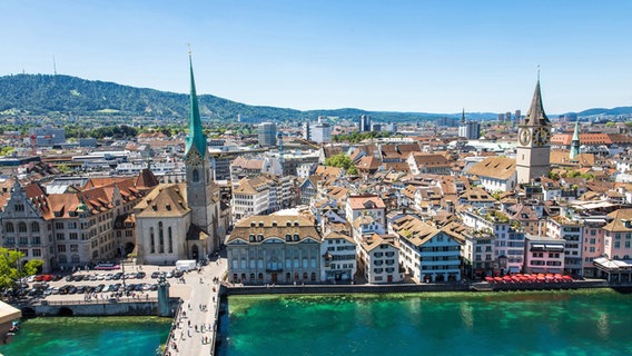 Aussicht auf Kirchtürme in Zürich und den Fluss Limmat. © picture alliance / pressefoto_korb | Micha Korb Foto: Micha Korb