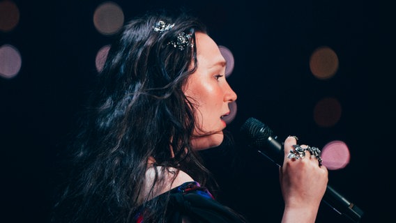 Zoë Më auf der Bühne für Schweiz in der St. Jakobshalle © Eurovision.tv/ EBU Foto: Sarah Louise Bennett