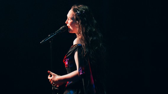 Zoë Më auf der Bühne für Schweiz in der St. Jakobshalle © Eurovision.tv/ EBU Foto: Sarah Louise Bennett