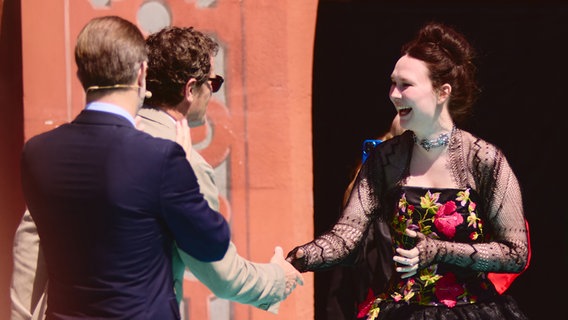 Zoë Më aus der Schweiz auf dem türkisen Teppich in Basel © eurovision.tv Foto: Alma Bengtsson