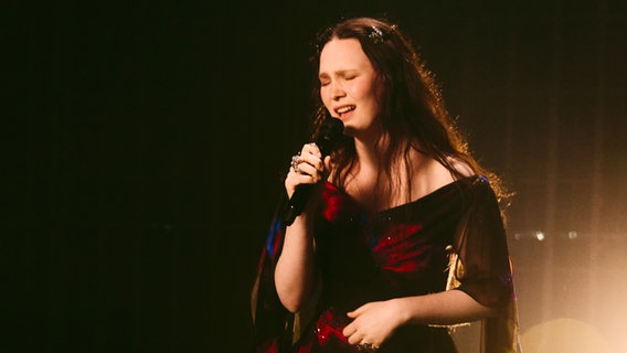 Zoë Më auf der Bühne für die Schweiz in Basel © eurovision.tv/EBU Foto: Alma Bengtsson