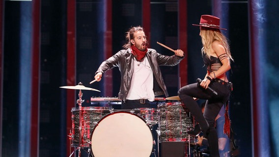 Corinne und Stefan Gfeller von  Zibbz auf der Bühne in Lissabon. © eurovision.tv Foto: Andres Putting