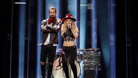 Corinne und Stefan Gfeller von  Zibbz auf der Bühne in Lissabon. © eurovision.tv Foto: Andres Putting