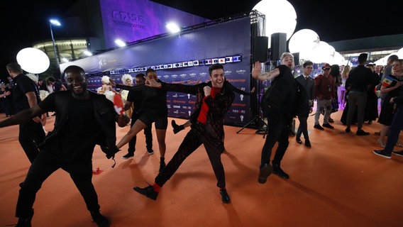 Luca Hänni auf dem roten Teppich der  ESC-Eröffnungszeremonie. © eurovision.tv Foto: Andres Putting
