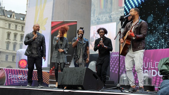 Guy Sebastian bei seinem Konzert im Eurovision Village vor dem Wiener Rathaus. © NDR Foto: Lisa Knittel