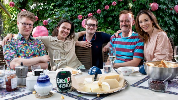 Stefan Spiegel, Broder Breese, Marcel Stober, Thomas Mohr und Alina Stiegler in einem Innenhof in Turin. © NDR Foto: Claudia Timmann