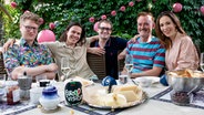 Stefan Spiegel, Broder Breese, Marcel Stober, Thomas Mohr und Alina Stiegler in einem Innenhof in Turin. © NDR Foto: Claudia Timmann
