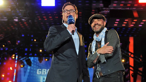 Jan Plewka, Frontsänger bei Selig (rechts) mit Moderator Matthias Opdenhövel beim Auftritt auf der Reeperbahn Finalparty 2011 © NDR Foto: Marco Maas