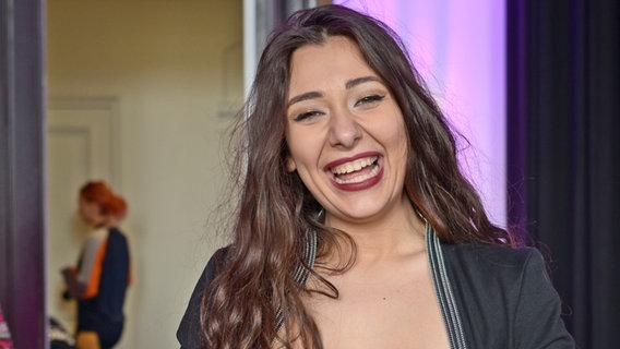 Die ESC-Teilnehmerin Sanja Vučić aus Serbien lächelt bei Eurovision in Concert in Amsterdam © NDR Foto: Patricia Batlle