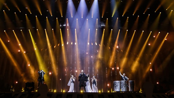 Sanja Ilić & Balkanika auf der Bühne in Lissabon. © eurovision.tv Foto: Thomas Hanses