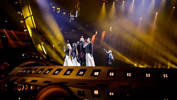 Sanja Ilić & Balkanika auf der Bühne in Lissabon © eurovision.tv Foto: Thomas Hanses