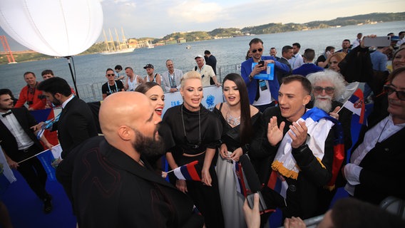 Sanja Ilić & Balkanika auf dem roten Teppich in Lissabon. © NDR Foto: Rolf Klatt