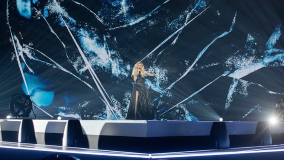 Für Serbien steht Nevena Božović mit 	"Kruna" auf der ESC-Bühne in Tel Aviv 2019. © eurovision.tv Foto: Andres Putting