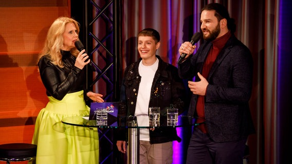 Barbara Schöneberger mit Ben Dolic und Komponist Borislav Milanov bei "Unser Lied für Rotterdam" 2020.  Foto: Morris Mac Matzen