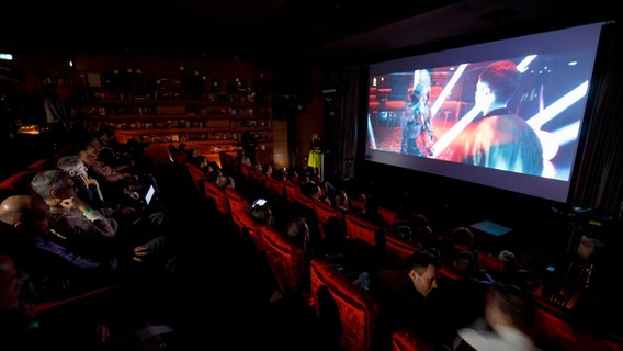 Das Publikum bei "Unser Lied für Rotterdam" 2020 sieht den Song von Ben Dolic auf der Kinoleinwand.  Foto: Morris Mac Matzen