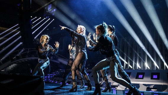 Lea Sirk und Tänzerinnen auf der Bühne in Lissabon. © eurovision.tv Foto: Thomas Hanses