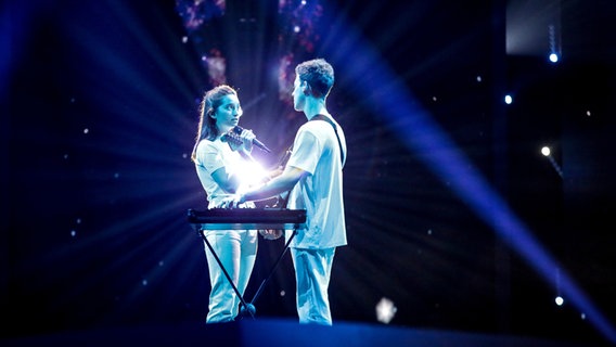 Für Slowenien stehen Zala Kralj und  Gašper Šantl	mit "Sebi"auf der ESC-Bühne in Tel Aviv 2019. © eurovision.tv Foto: Andres Putting