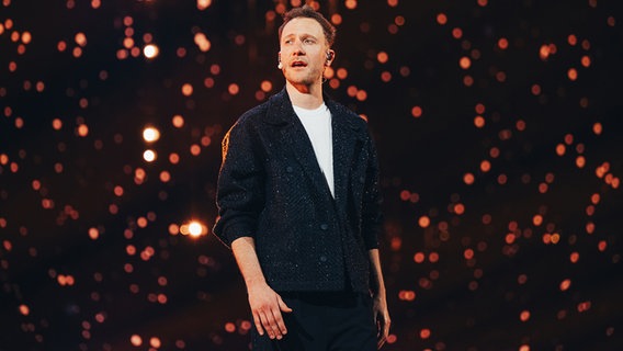 Klemen auf der Bühne für Slowenien in der St. Jakobshalle © Eurovision.tv/ EBU Foto: Sarah Louise Bennett