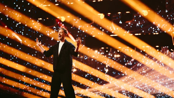 Klemen auf der Bühne für Slowenien in der St. Jakobshalle © Eurovision.tv/ EBU Foto: Alma Bengtsson
