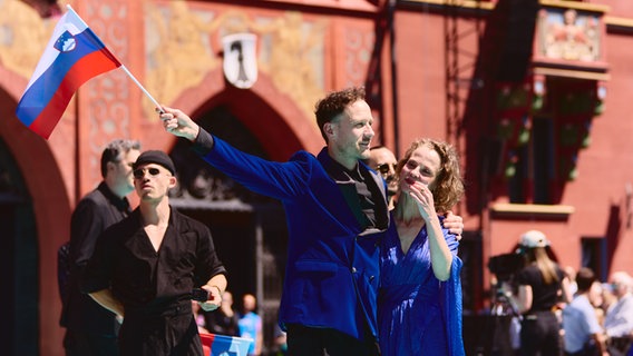 Klemen aus Slowenien auf dem türkisen Teppich in Basel © eurovision.tv Foto: Alma Bengtsson