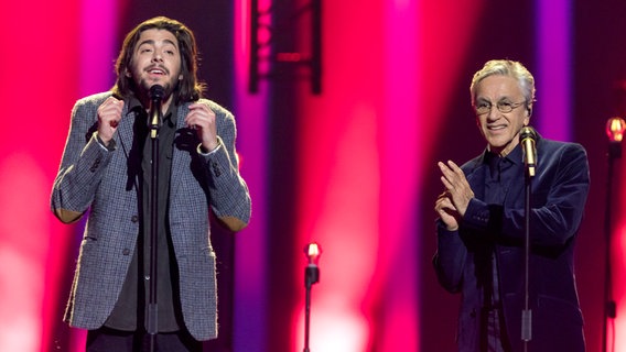 Salvador Sobral und Caetano Veloso auf der Bühne in Lissabon. © NDR Foto: Rolf Klatt