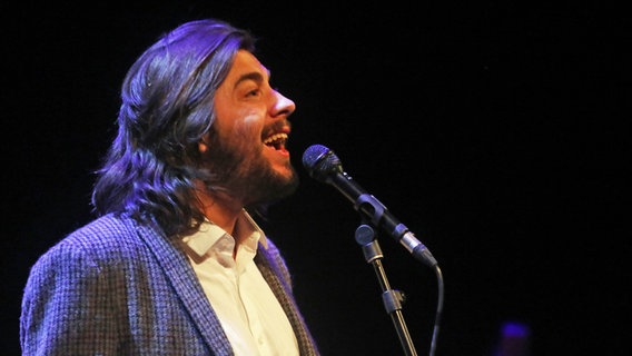 Der ESC-Gewinner Salvador Sobral auf der Bühne. © Picture-Alliance Foto: Lorenzo Carnero