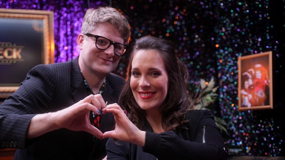 Stefan Spiegel und Alina Stiegler im Studio des ESC-Songcheck 2023. © NDR Foto: Joschka Brings