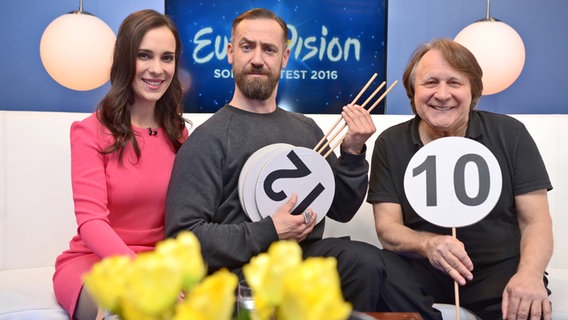 ESC-Moderator Peter Urban im Studio von eurovision.de mit Moderatorin Alina Stiegler und Bürger Lars Dietrich © NDR Foto: Patricia Batlle