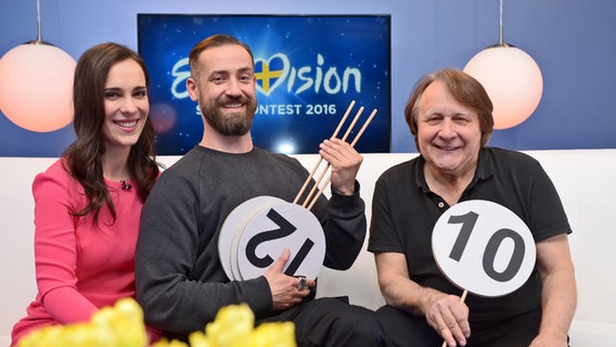 ESC-Moderator Peter Urban im Studio von eurovision.de mit Moderatorin Alina Stiegler und Bürger Lars Dietrich © NDR Foto: Patricia Batlle