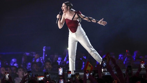 Blanca Paloma, Spaniens ESC-Kandidatin 2023, singt auf der Bühne des Benidorm-Festivals. © RTVE 