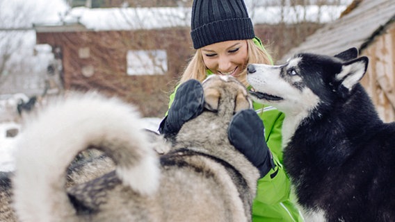 Edurne streichelt zwei Hunde © ORF/Gebhardt Productions 