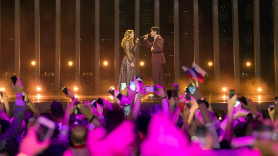 Alfred und Amaia auf der Bühne in Lissabon. © NDR Foto: Rolf Klatt