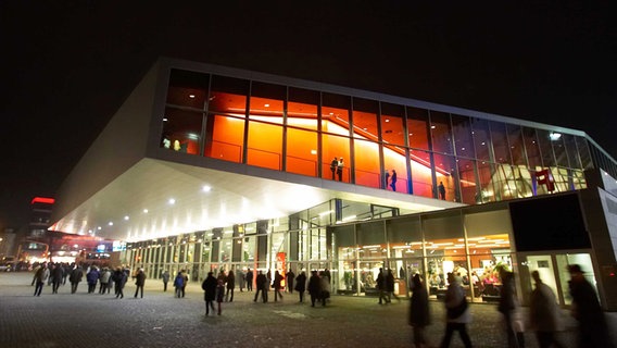 Außenansicht der beleuchteten Stadthalle in Wien © Bildagentur Zolles 