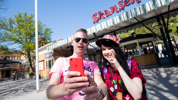 Jamie-Lee macht ein Selfie vor dem Skansen-Museum. © NDR/Rolf Klatt Foto: Rolf Klatt