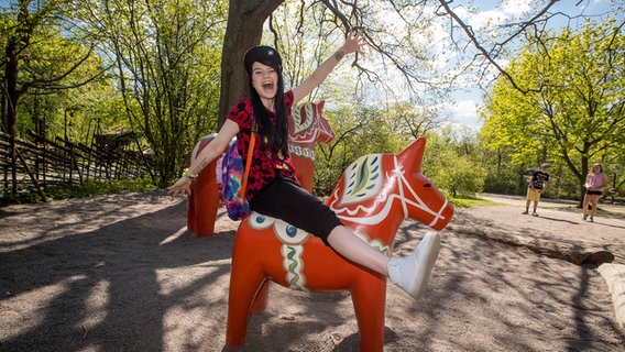 Jamie-Lee auf einem Kinderspielplatz. © NDR/Rolf Klatt Foto: Rolf Klatt